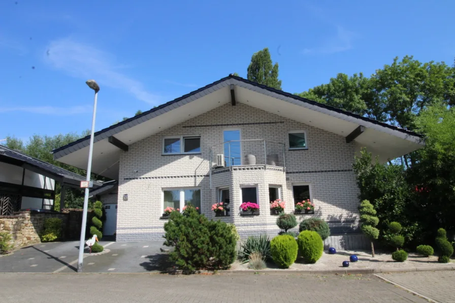 Straßenansicht - Haus kaufen in Herne - Ein Traum in Weiß auf 849 m²