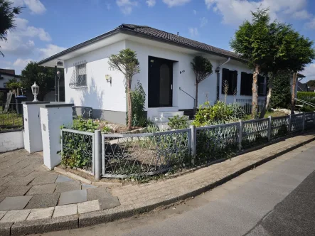 Seitenansicht - Haus kaufen in Moers - Bungalow mit Gästezimmer ca. 135 m²  Wohn- und Nutzfläche