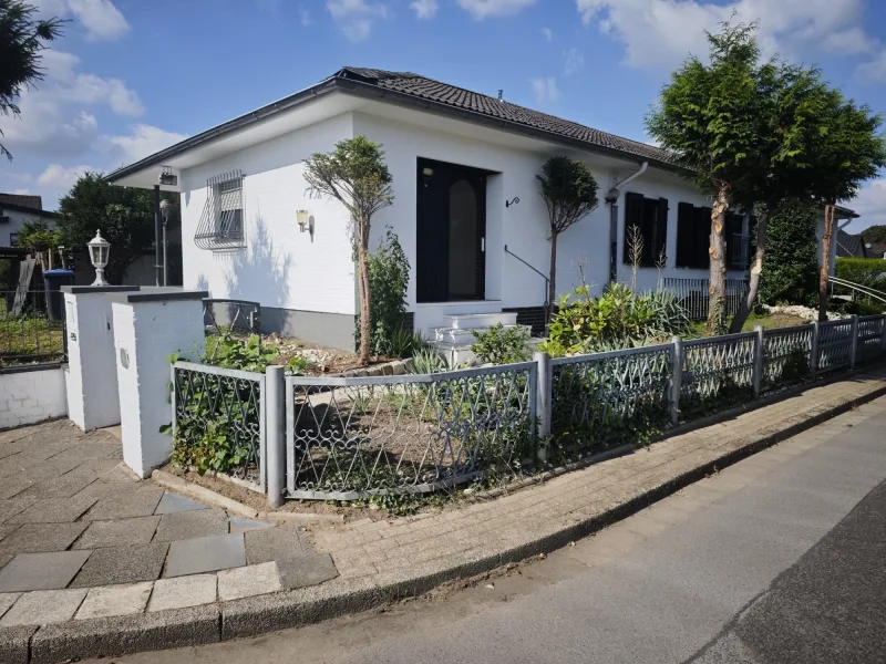 Seitenansicht - Haus kaufen in Moers - Bungalow mit Gästezimmer ca. 135 m²  Wohn- und Nutzfläche