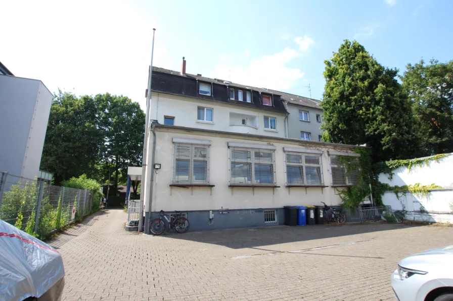 Rückansicht mit Parkplätzen - Haus kaufen in Gladbeck - Wohn-und Geschäftshaus in City Lage