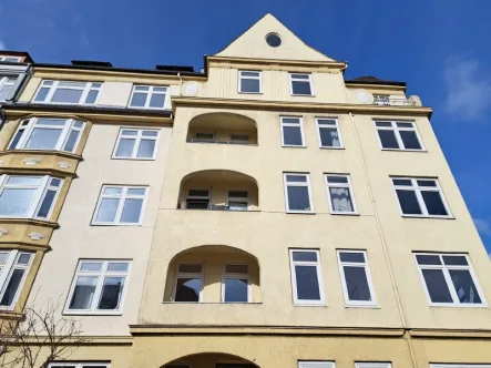 Die Fassade - Wohnung kaufen in Kiel - WG-geeignete 3,5-Zimmer im Stadtteil Schrevenpark