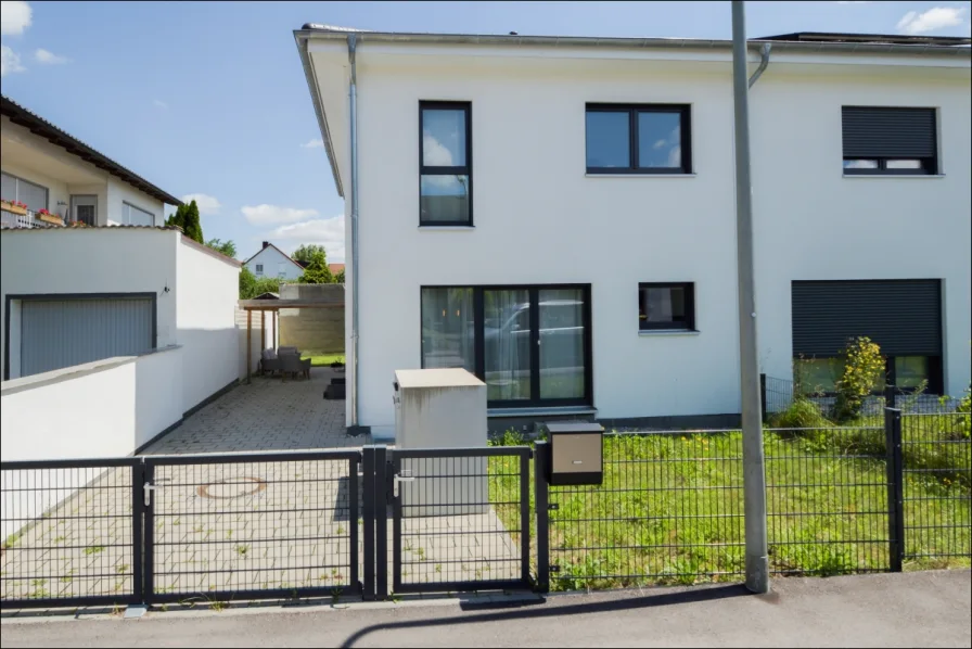 Aussenansicht - Haus mieten in München - moderne Doppelhaushälfte für Paare oder kleine Familie