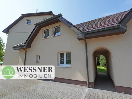 Außenansicht und Durchgang zum Innenhof - Haus kaufen in Falkensee - Schöne Investitionsmöglichkeit in Falkensee: 2 Mehrfamilienhäuser mit 8 Wohneinheiten