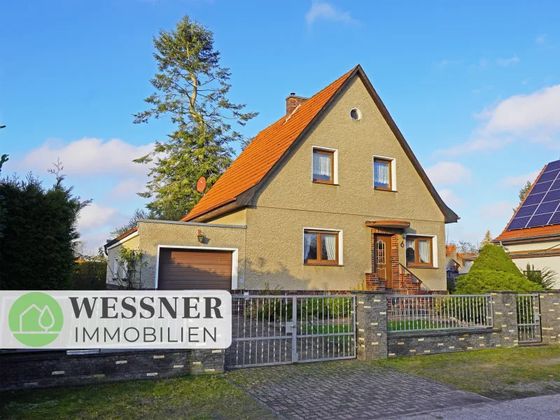 Titelbild - Haus kaufen in Falkensee - Charmanter Altbau auf tollem Grundstück mit Keller und Garage in beliebter Lage von Falkensee