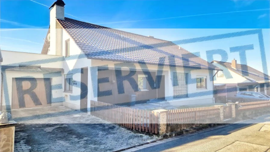 Hausansicht - Haus kaufen in Schwarzhofen - Zweifamilienhaus mit Erweiterungsmöglichkeit