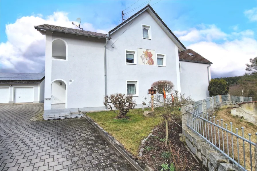 Außenansicht - Haus kaufen in Nittenau - Charmantes Zweifamilienhaus mit Potential