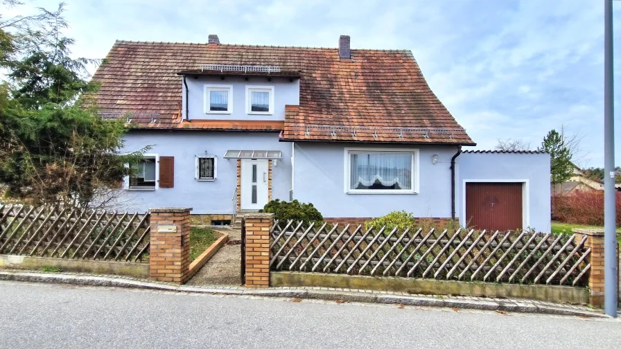 Titelbild - Haus kaufen in Wackersdorf - Zweifamilienhaus mit Erweiterungsmöglichkeit