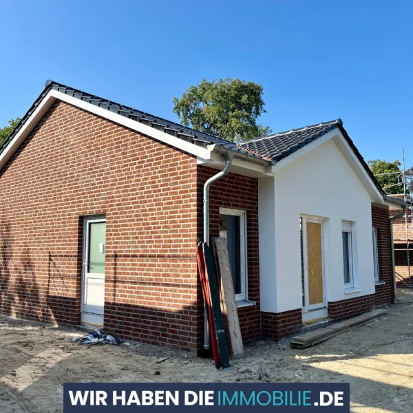 Vorderansicht - Haus kaufen in Westoverledingen - FRÜHLINGSFRISCH | Neubau BUNGALOW bei Papenburg | Völlenerfehn