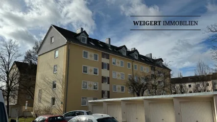 Vorderansicht Gebäude - Wohnung mieten in München - WEIGERT: 3 Zimmer-Erdgeschoss-Wohnung mit Balkon & Gartenanteil in Obergiesing-Fasangarten
