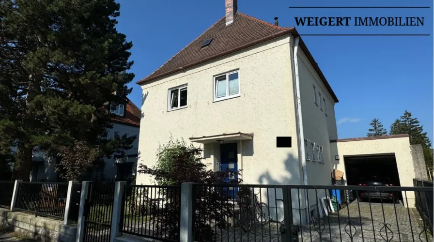 Vorderansicht Gebäude - Haus mieten in München - WEIGERT: Gepflegtes Einfamilienhaus mit Garage und großem Garten zur Zeitmiete in Laim