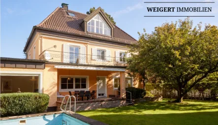 Rückwärtige Ansicht Gebäude - Haus mieten in München - WEIGERT: Exklusive Villa in Großhadern in traumhafter und ruhiger Lage mit großem Garten