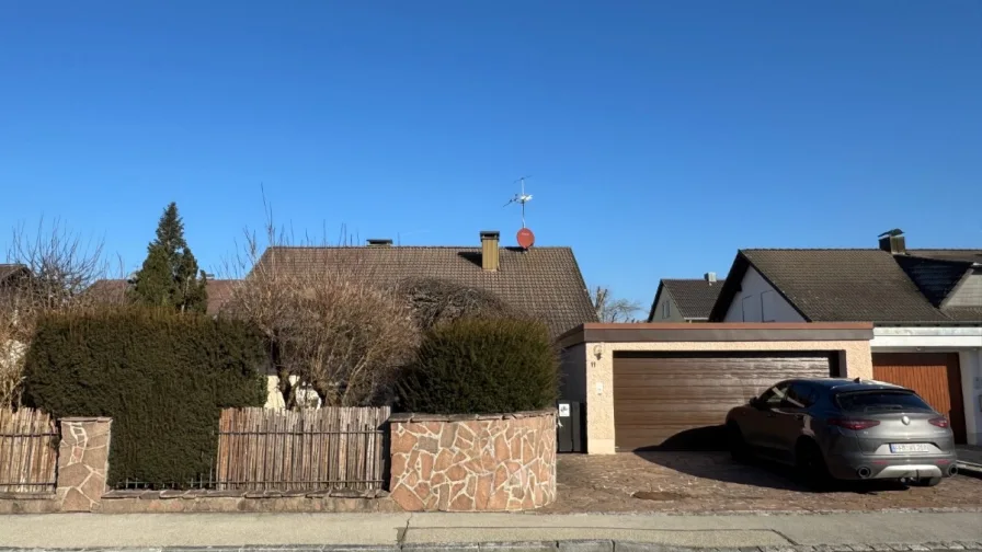 Garage bwz. Blick aus Straßenperspektive