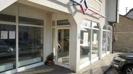 Eingang mit Schaufenster - Büro/Praxis kaufen in Bretzfeld - + Gewerbefläche für vielseitige Möglichkeiten +