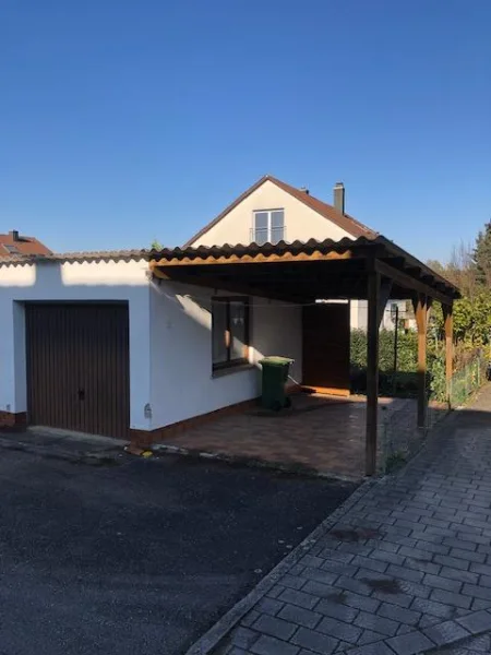 Garage mit Carport