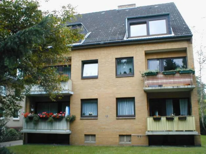 Außenansicht Gebäude - Garage/Stellplatz mieten in Hamburg - Außenstellplatz, Hamburg-Niendorf, Hildesheimer Weg  