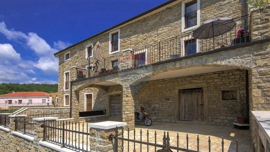 1 - Haus kaufen in Buje - Traditionelles Steinhaus mit Meerblick