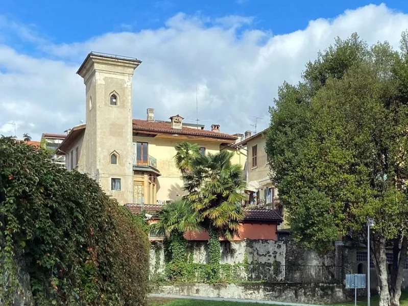 von Außen - Wohnung kaufen in Intra - Historische Atelierwohnung mit Garten am Lago Maggiore