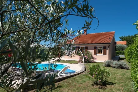 1 - Haus kaufen in Porec - Charmanter Bungalow mit Pool und Garten