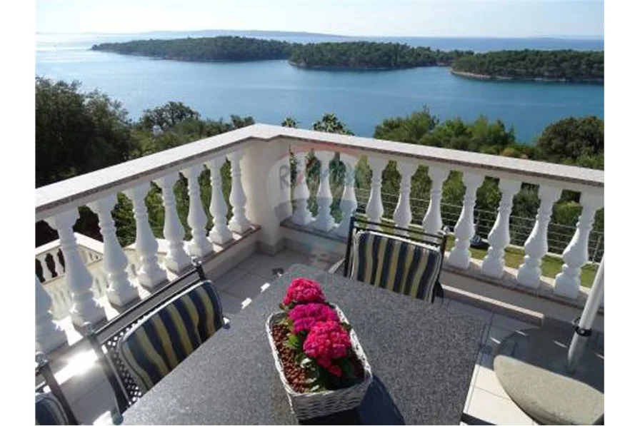  - Haus kaufen in Rab - Besonderes Anwesen in der 1. Reihe zum Meer mit herrlichem Meerblick