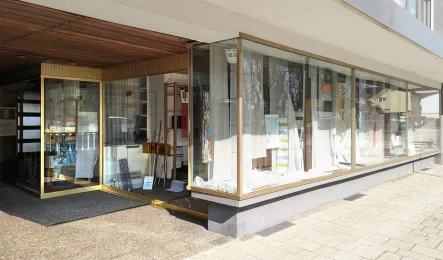 Außenansicht Schaufenster und Eingang - Laden/Einzelhandel mieten in Vöhringen - Zentral gelegene Gewerbefläche für Einzelhandel/Büro/Handwerk in Vöhringen zu vermieten.