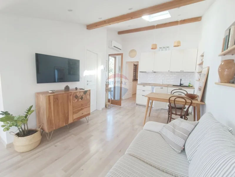 1 - Wohnung kaufen in Rovinj - Renovierte 2-Zimmer-Wohnung mit Balkon und Stellplatz