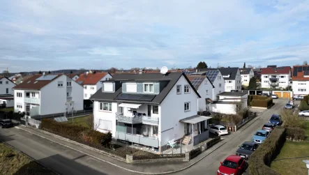 Hausansicht 1 - Haus kaufen in Ulm - Interessantes Investment in Einsingen:  Gut Vermietetes Wohnhaus mit 3 WE und großem Garten