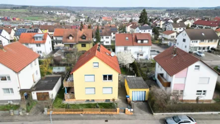 Hausansicht - Haus kaufen in Giengen an der Brenz - Wo Einhorn und Teddybär wohnen: Vermietetes MFH mit 2 Wohneinheiten und Garage in Giengen