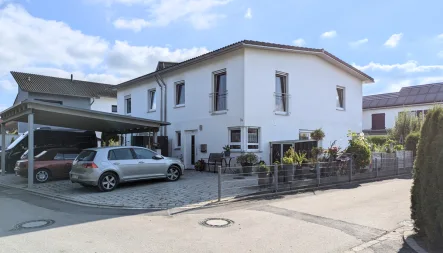 Außenansicht DHH mit Carport und Pkw-Freiplatz - Haus kaufen in Pfaffenhofen an der Roth - Vermietete Doppelhaushälfte in sehr gepflegtem Zustand Pfaffenhofen zu verkaufen.