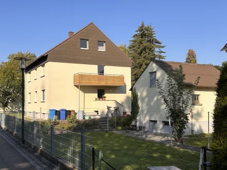 von Osten - Haus kaufen in Ulm - Wohnhaus in Jungingen: 3 Wohnungen, 5 Garagen, großes Grundstück