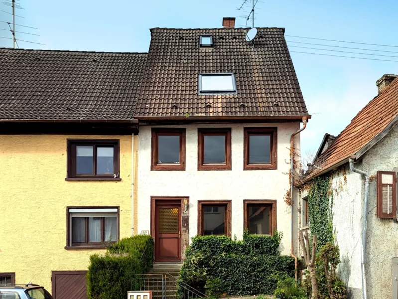 Straßenseite - Haus kaufen in Mühlhausen-Ehingen - Liebenswertes Haus mit großem Garten