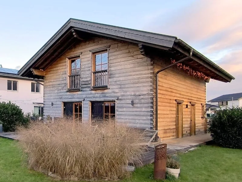 Terrassenseite - Haus kaufen in Kettershausen - Holzhaus zum Liebhaben