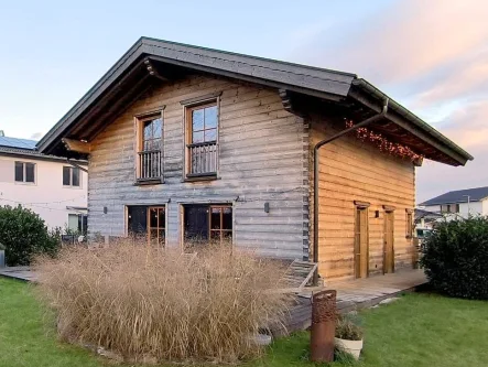 Terrassenseite - Haus kaufen in Kettershausen - Holzhaus zum Liebhaben