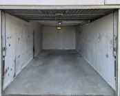 Garage mit elektrischem Tor