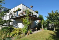 Garten mit Blick auf Balkon und Terrasse