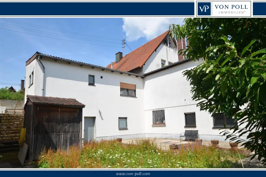 Hausansicht von hinten mit Gartenbereich - Haus kaufen in Ranschbach - Wohn- und Geschäftshaus mit sechs Einheiten