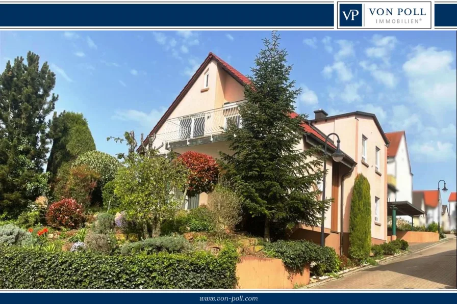 Hausansicht von der Straße - Haus kaufen in Herxheim - Zweifamilien-/Mehrgenerationenhaus in ruhiger und dennoch zentraler Lage mit schöner Aussicht