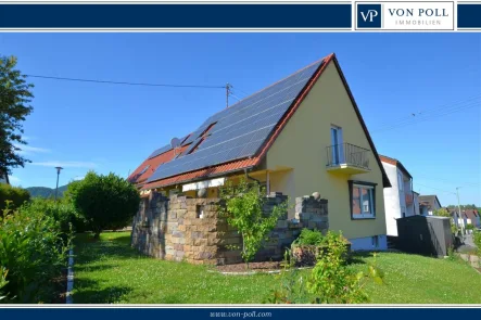 Straßenansicht  - Haus kaufen in Birkweiler - Ruhig gelegenes Einfamilienhaus mit Photovoltaikanlage, zwei Apartments und sonnigem Garten