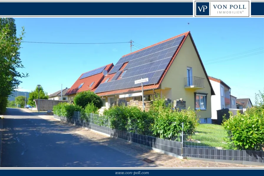 Hausansicht von der Straße - Haus kaufen in Birkweiler - Modernisiertes Einfamilienhaus mit Photovoltaikanlage und Anbau mit zwei Apartments und Doppelgarage