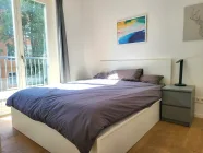 Schlafzimmer mit elektrischen Jalousien