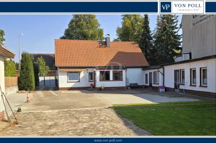 Titelbild - Haus kaufen in Berlin - Denkmalgeschützes Ensemble - Haus, Hof mit Scheune, Garage und kleinen Mietwohnungen in Französisch-Buchholz