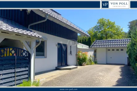 Zufahrt zur Garage - Haus kaufen in Wandlitz - Elegantes Wohnensemble - Freiheit, Raum und Natur in Basdorfer Waldrandlage