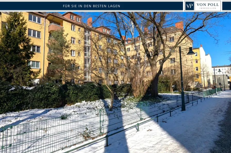 Hausansicht mit Gartenteil - Wohnung kaufen in Berlin - Helle Erdgeschosswohnung am Park mit guter Infrastruktur