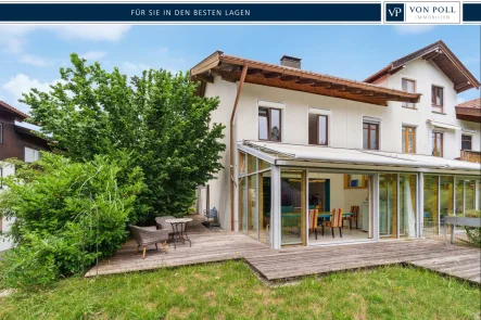 Hausansicht mit Wintergarten_Logo - Haus kaufen in Miesbach - Jetzt zum neuen Preis – Familienfreundlich, ruhig & naturnah