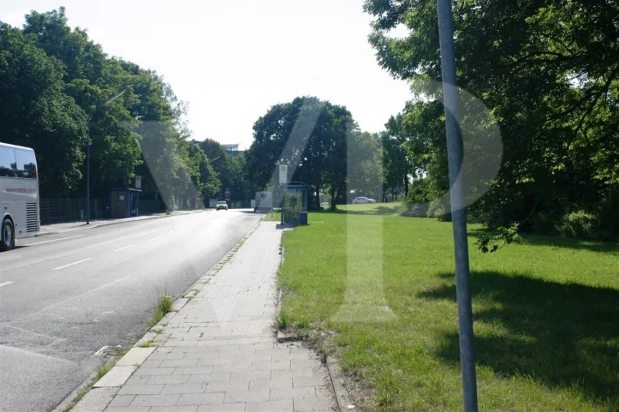 Bushaltestelle am Bürogebäude