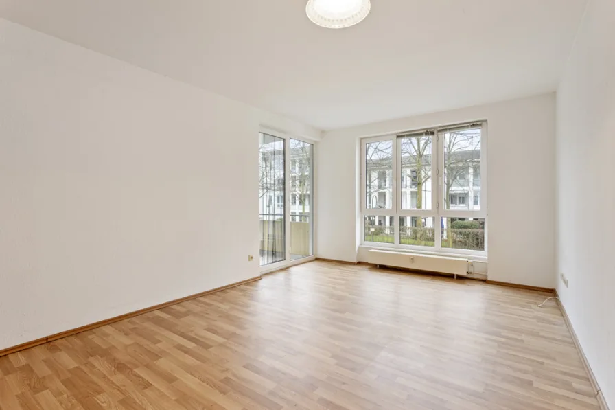 Wohn-und Esszimmer  - Wohnung kaufen in Düsseldorf - Gepflegte 2-Zimmer-Wohnung in ruhiger Lage im Süden von Düsseldorf