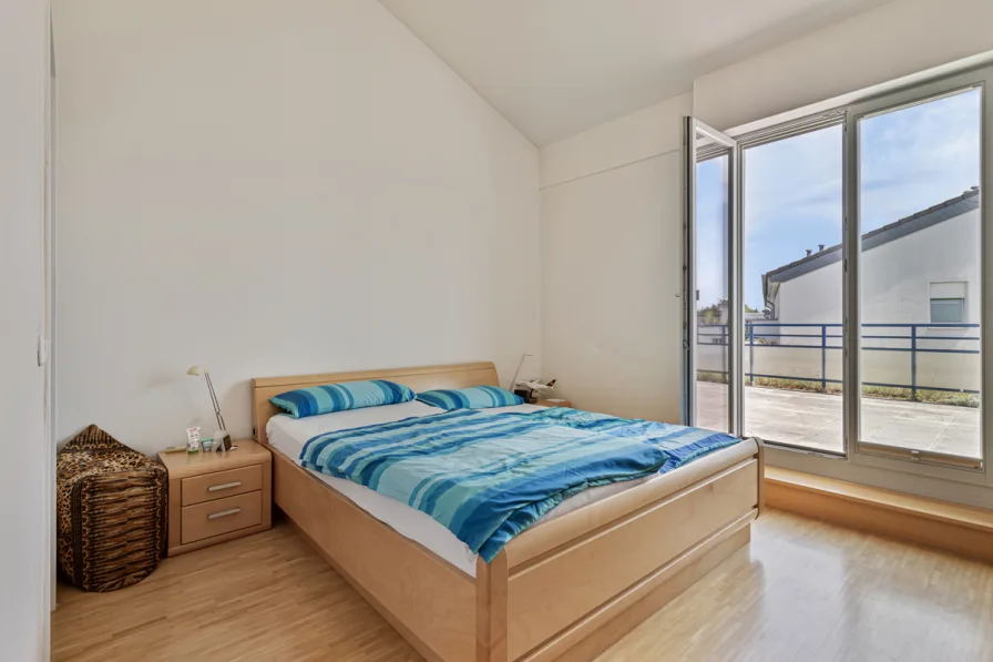 Schlafzimmer mit Zugang zur Dachterrasse