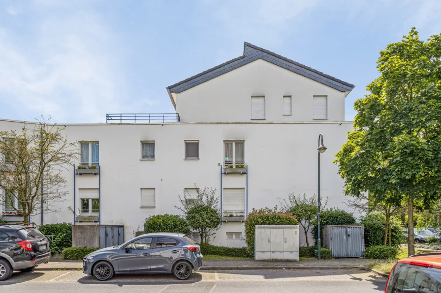 Seitliche Ansicht mit Dachterrasse