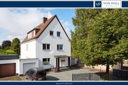 Titelbild - Haus kaufen in Düsseldorf - Sehr gepflegtes 3-Familienhaus mit Garagen und ausreichend Stellplätzen und schönem Garten!