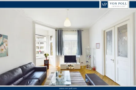 großzügiges Wohnzimmer - Wohnung kaufen in Wiesbaden - Stilvolle Stadtwohnung: Modernisierte 4-Zimmer-Wohnung im Rheingauviertel
