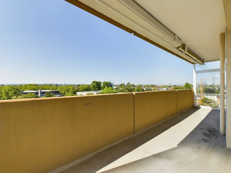 großer Südbalkon mit Fernblick